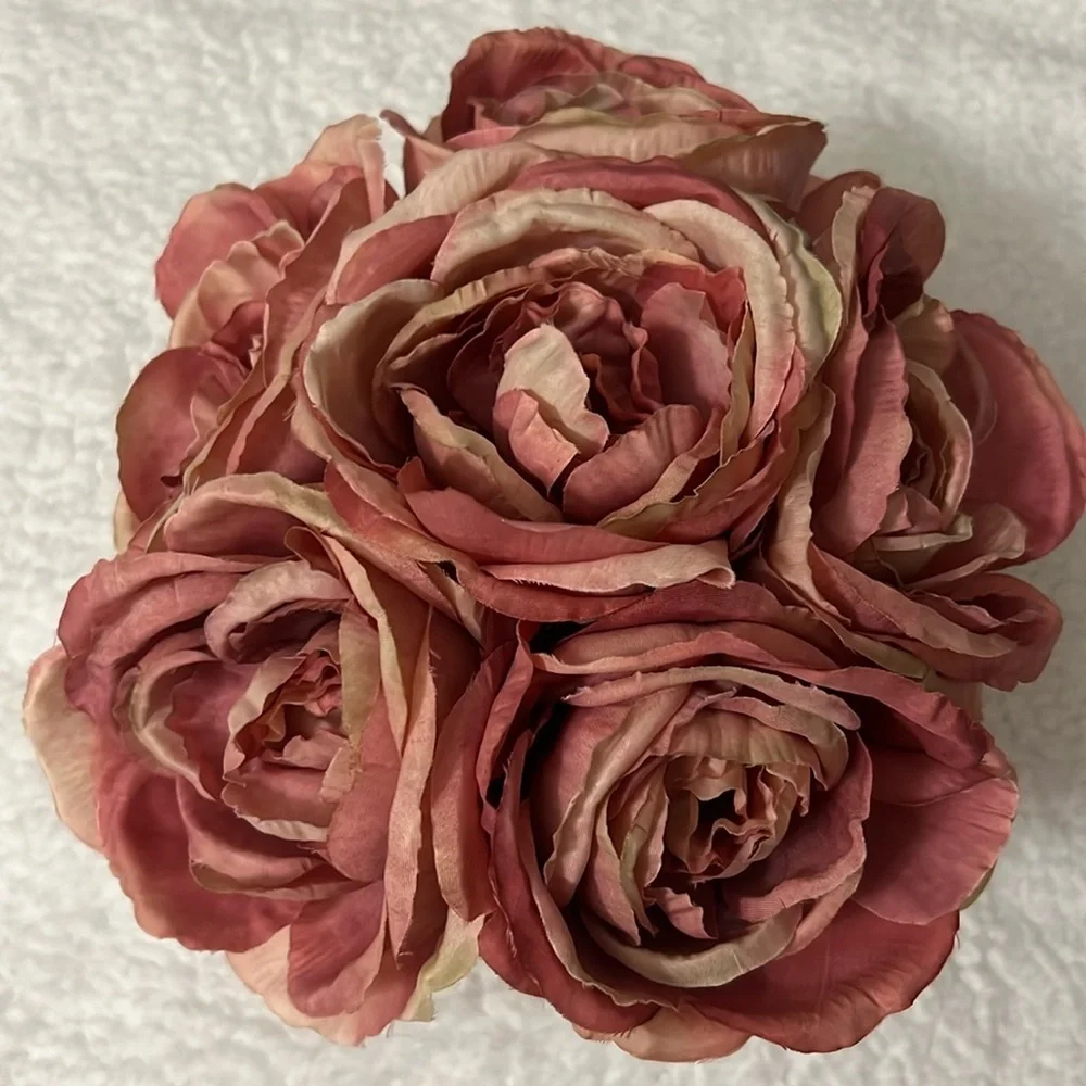 NWOT Artificial Silk Rose Flower Arrangement With Ceramic Vase
